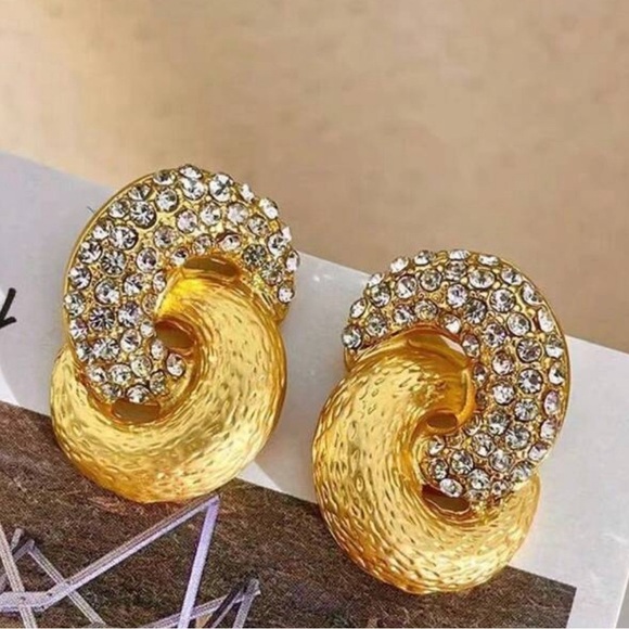 NEW VINTAGE KNOT GOLDEN EARNINGS STUD ELEGANT ✨🔥 comes with beautiful gift 🎁 - Picture 4 of 6